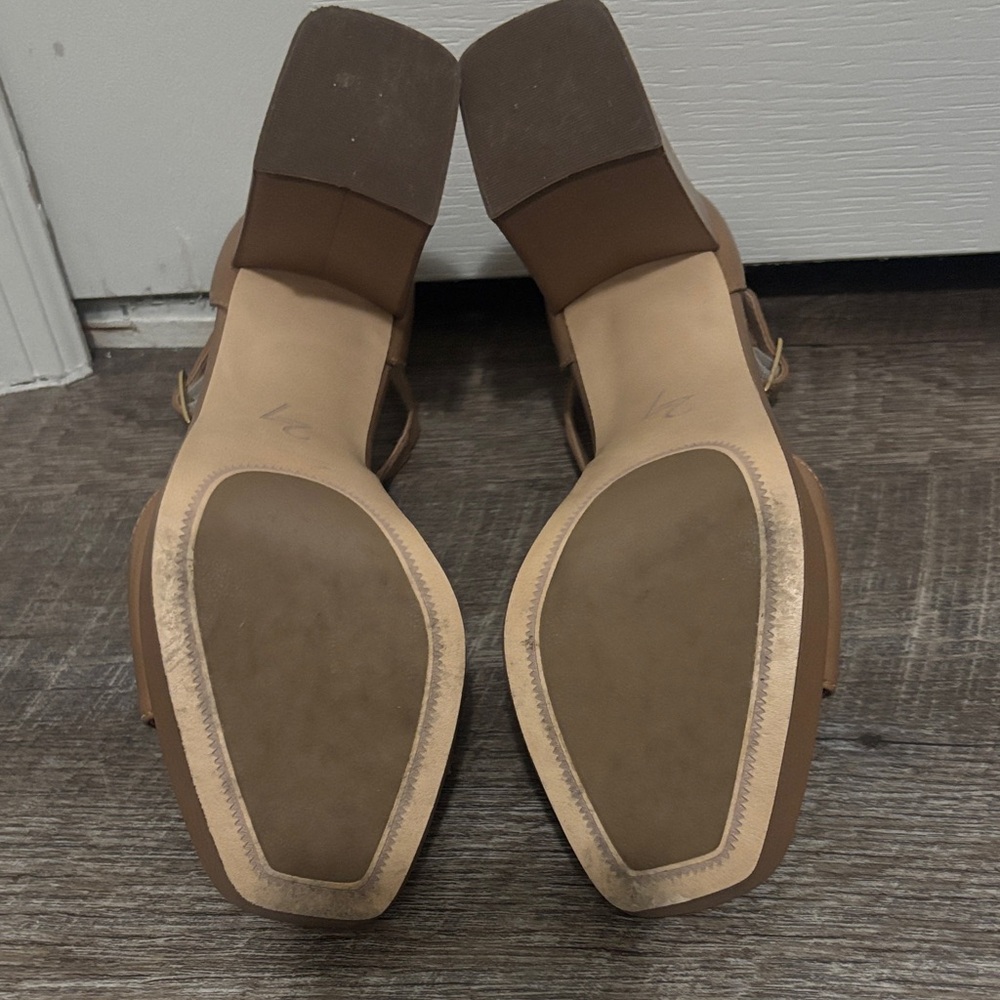 Elegant Tan and Black Women's Heels - Picture 5 of 9